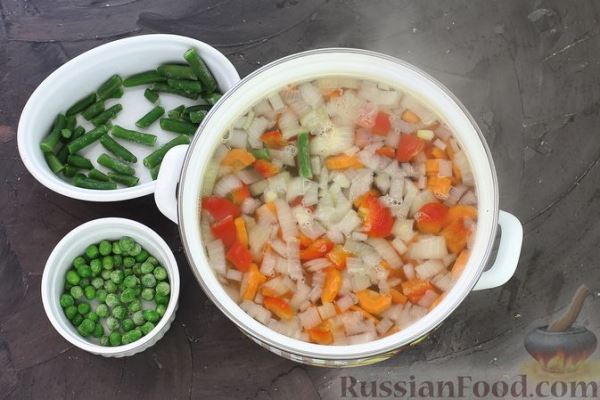 Сырный суп с ветчиной, стручковой фасолью, перцем и  зелёным горошком