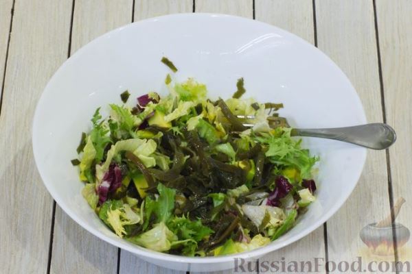 Салат с авокадо, морской капустой, салатными листьями и кунжутом