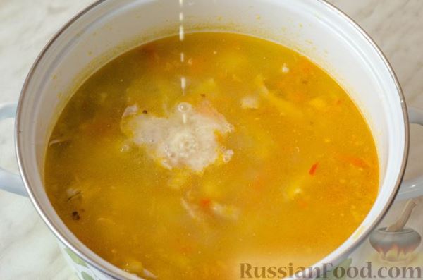 Куриный суп со сметанной заправкой, перцем и сельдереем