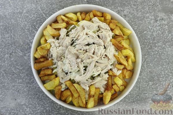 Салат с курицей, картофелем, пекинской капустой и солёными огурцами