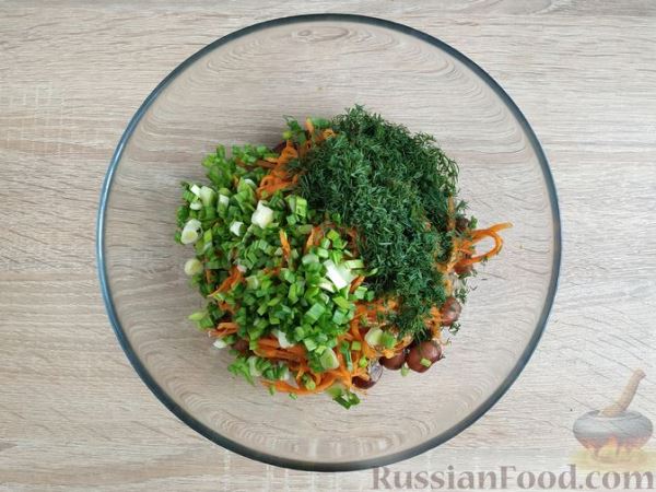 Салат из фасоли с морковью по-корейски, жареным луком и зеленью