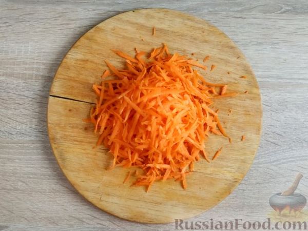 Салат с сельдереем, морковью, яблоком и сыром